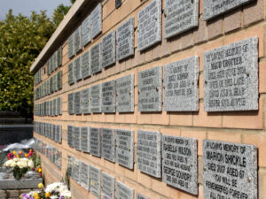 Memorial plaques